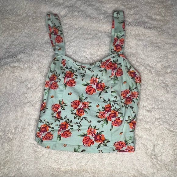 Charlotte Russe Women’s Green Fitted Crop Tank Top - Picture 1 of 4